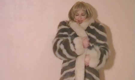 Cewek seksi kesenangan dirinya sendiri menggunakan bokep semi sek mesin seks