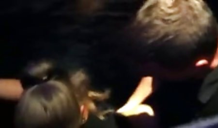 Seorang gadis semi bokep pul dengan sepasang besar lingkaran cahaya pada webcam